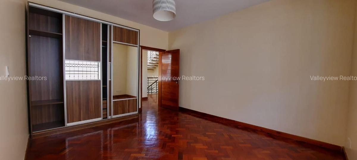 5 Bed Townhouse with En Suite at Lavington - 17