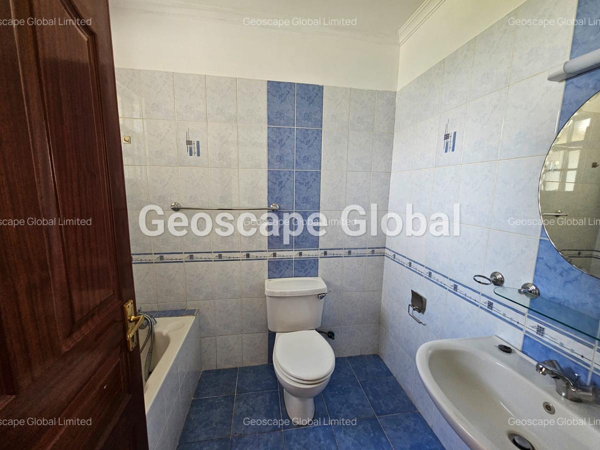 4 Bed House with En Suite in Rosslyn - 8