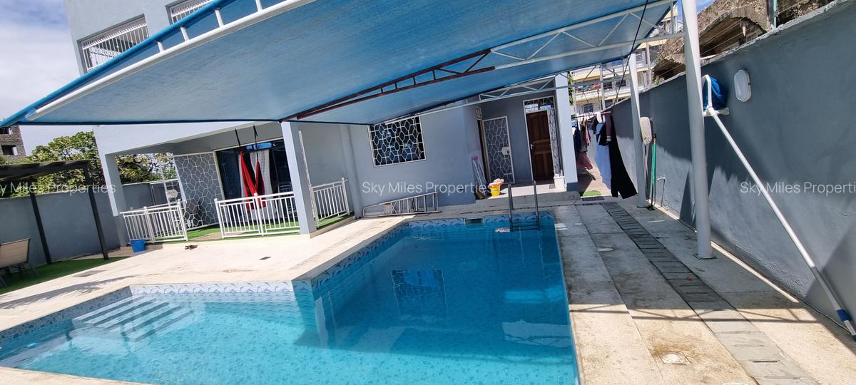 6 Bed House with En Suite at Braeburn - 1