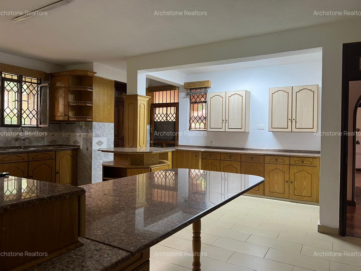 5 Bed House with En Suite in Runda - 3