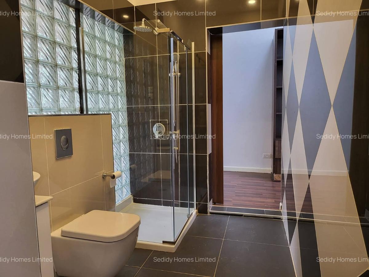 5 Bed Villa with Swimming Pool in Runda - 11