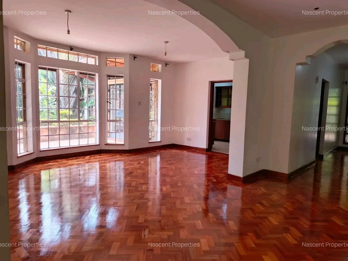 5 Bed House with En Suite in Rosslyn - 2
