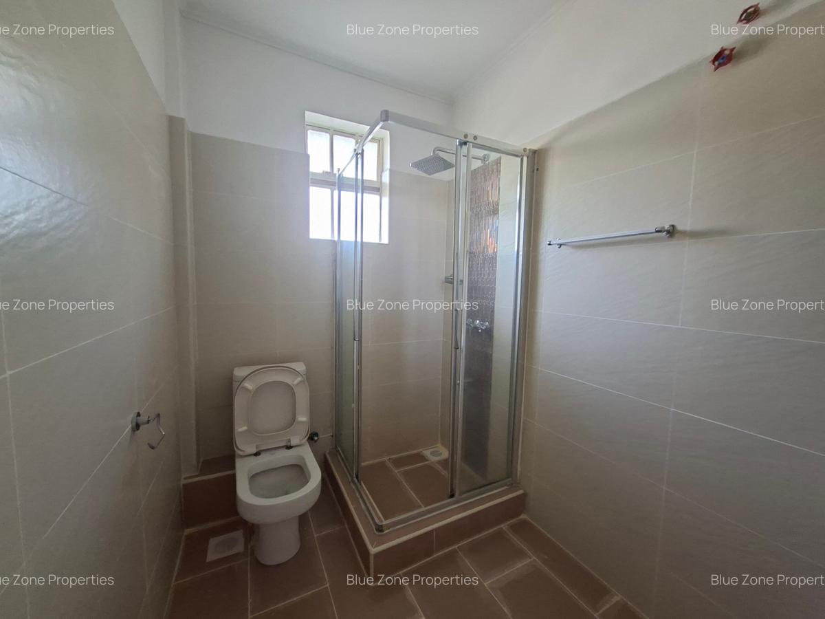 5 Bed House with En Suite at Close To Un - 12