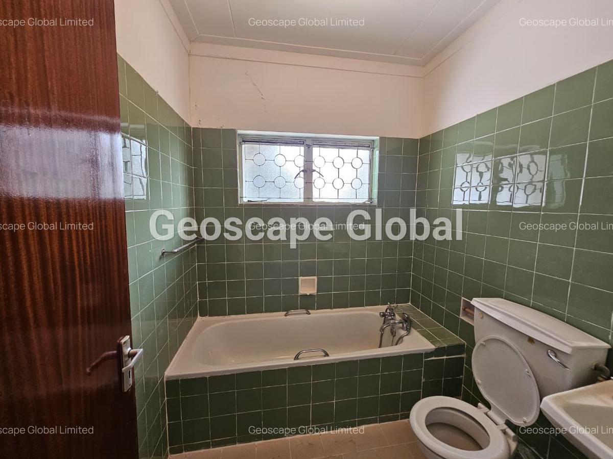 4 Bed House with En Suite in Lavington - 10