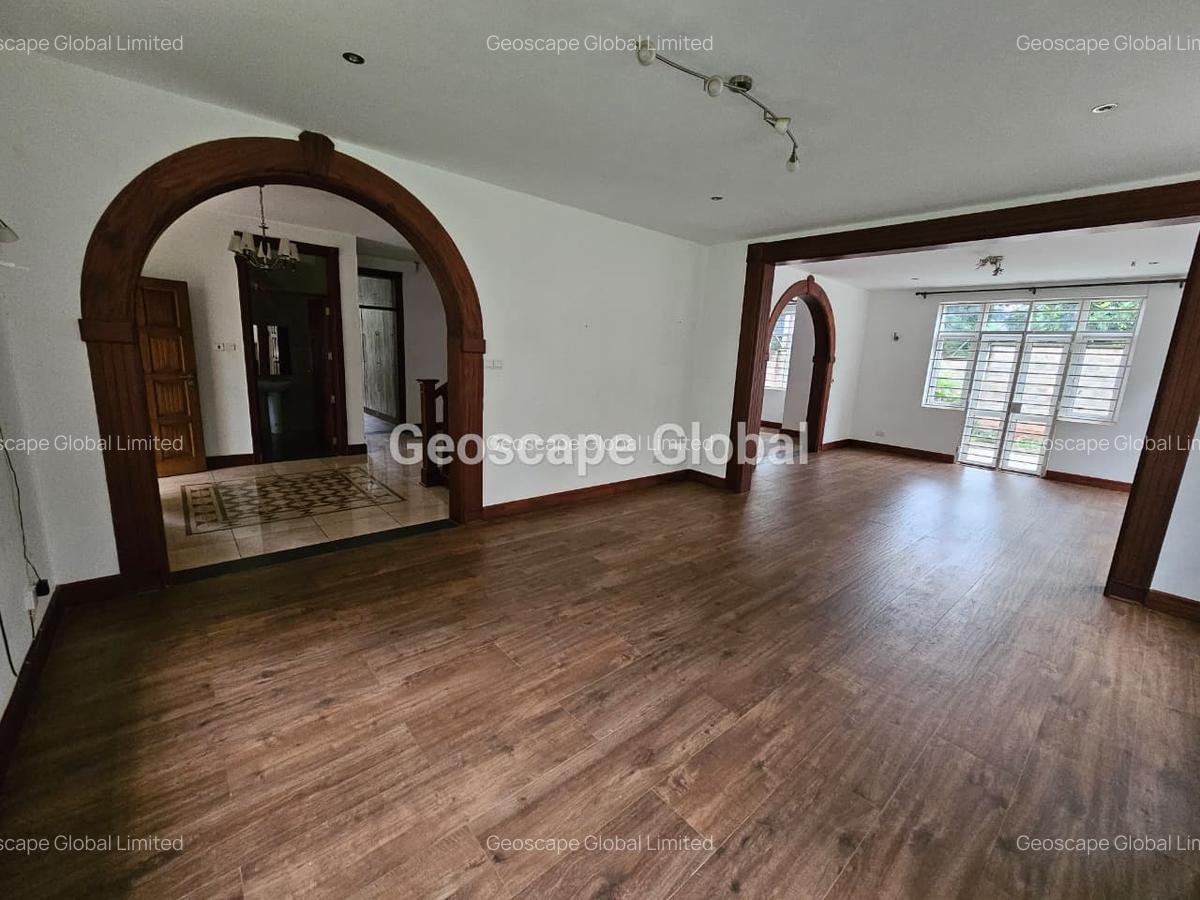5 Bed House with En Suite in Rosslyn - 16