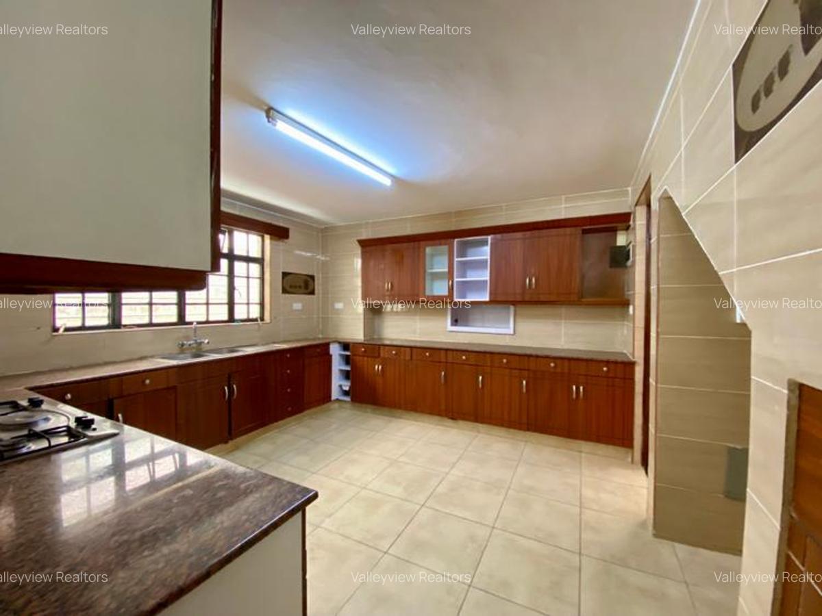 4 Bed Townhouse with En Suite at Lavington - 7