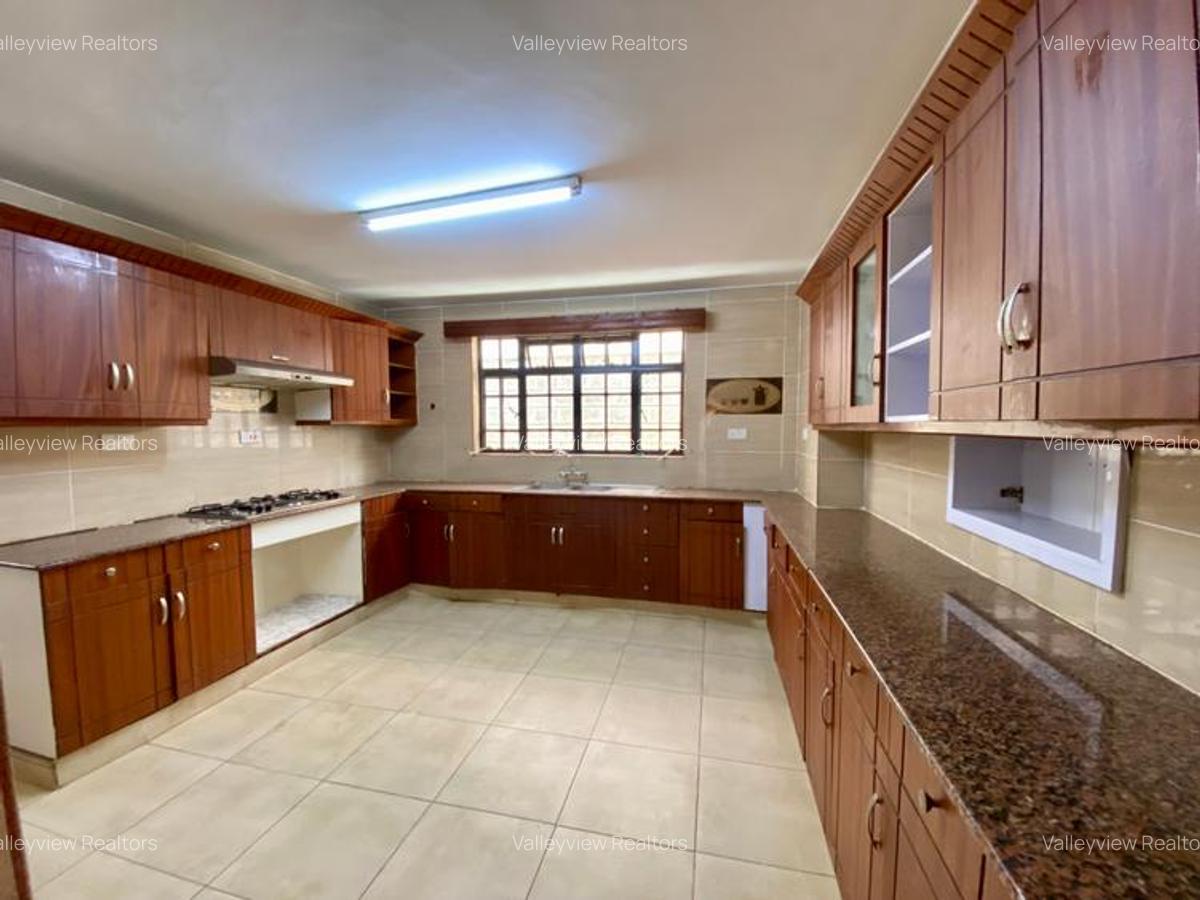 4 Bed Townhouse with En Suite at Lavington - 3