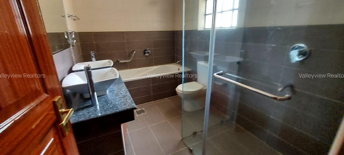4 Bed Townhouse with En Suite at Lavington - 6