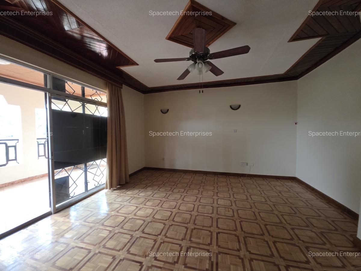 5 Bed House with En Suite in Runda - 4