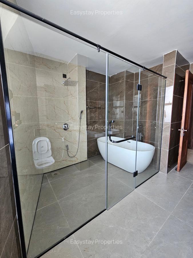4 Bed Apartment with En Suite in Riverside - 5