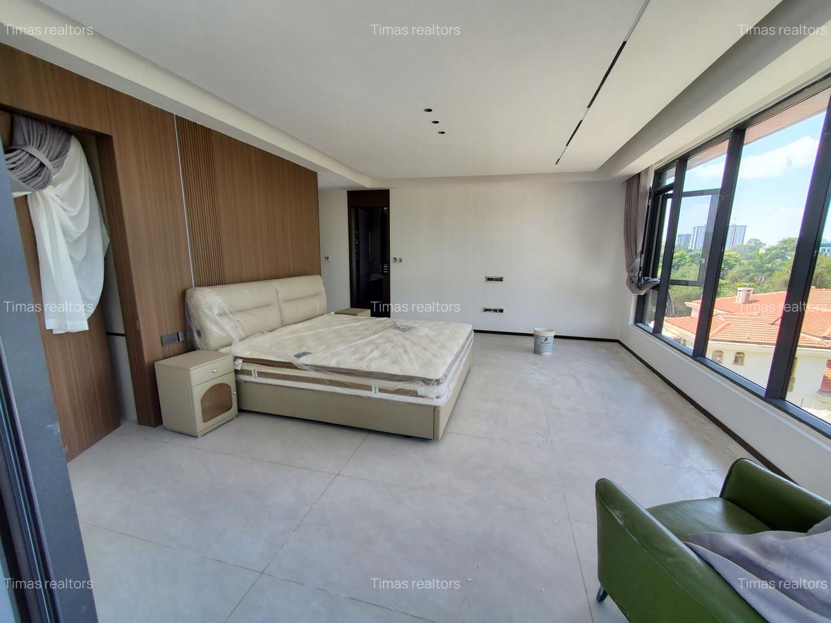 5 Bed Townhouse with En Suite at Lavington - 6