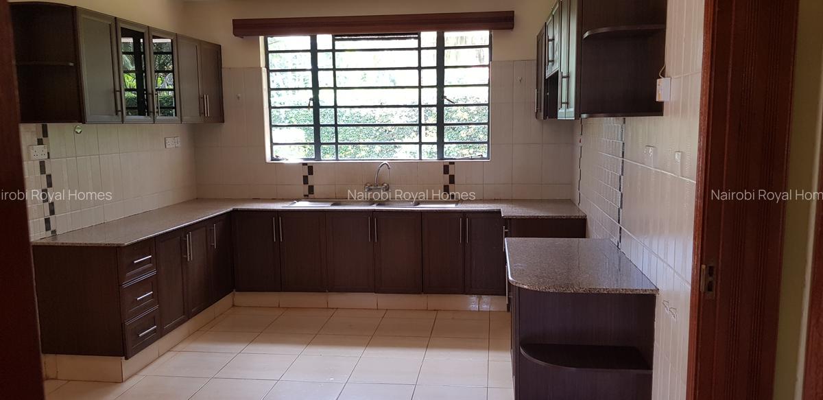 4 Bed House with En Suite at Rosslyn Redhil - 8