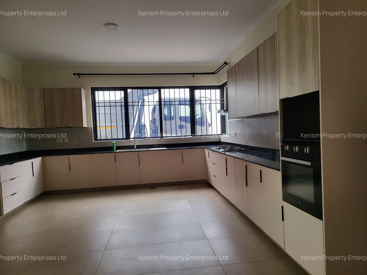 5 Bed Townhouse with En Suite in Kyuna - 10