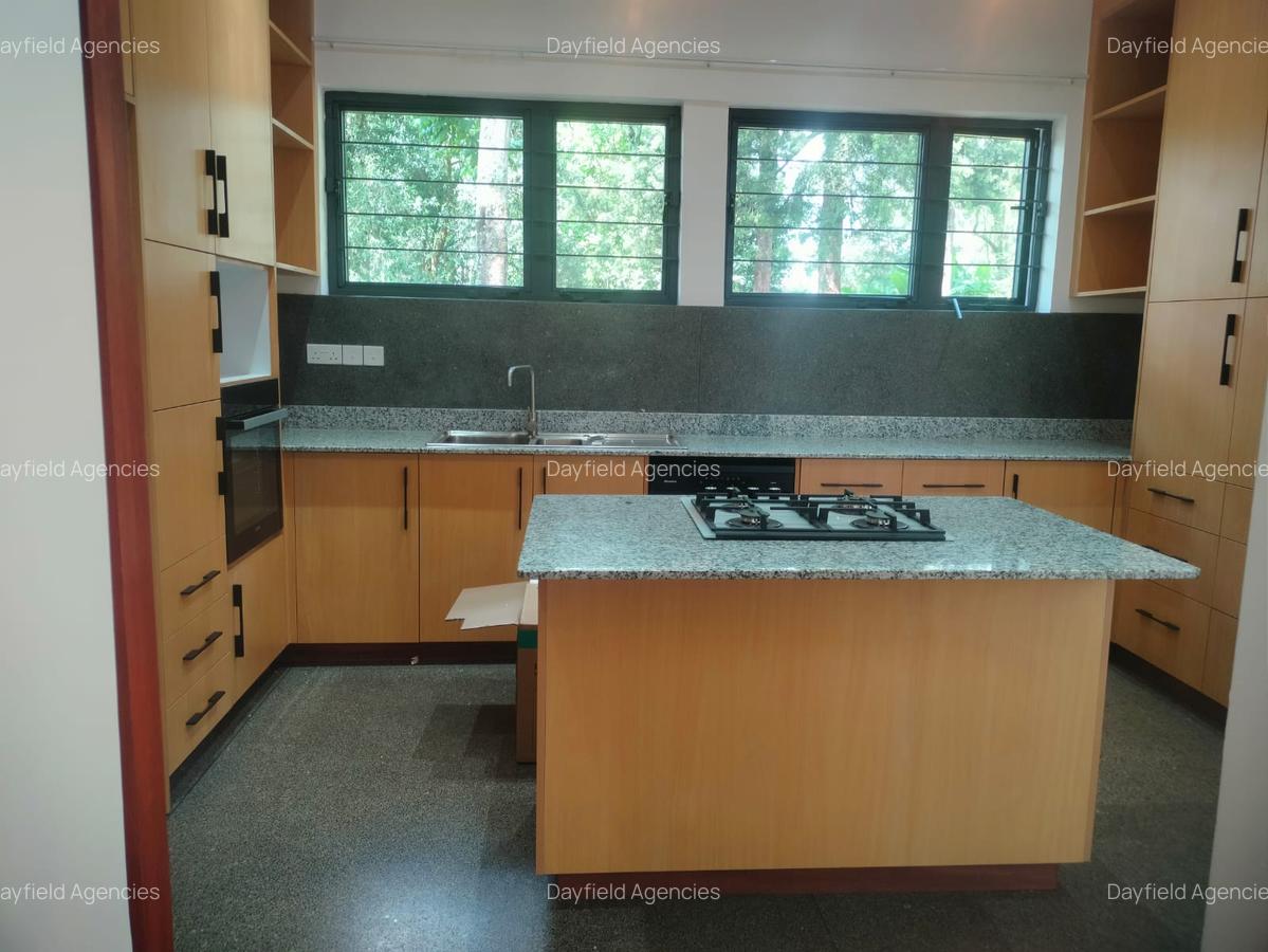 4 Bed House with En Suite at Hill View - 4