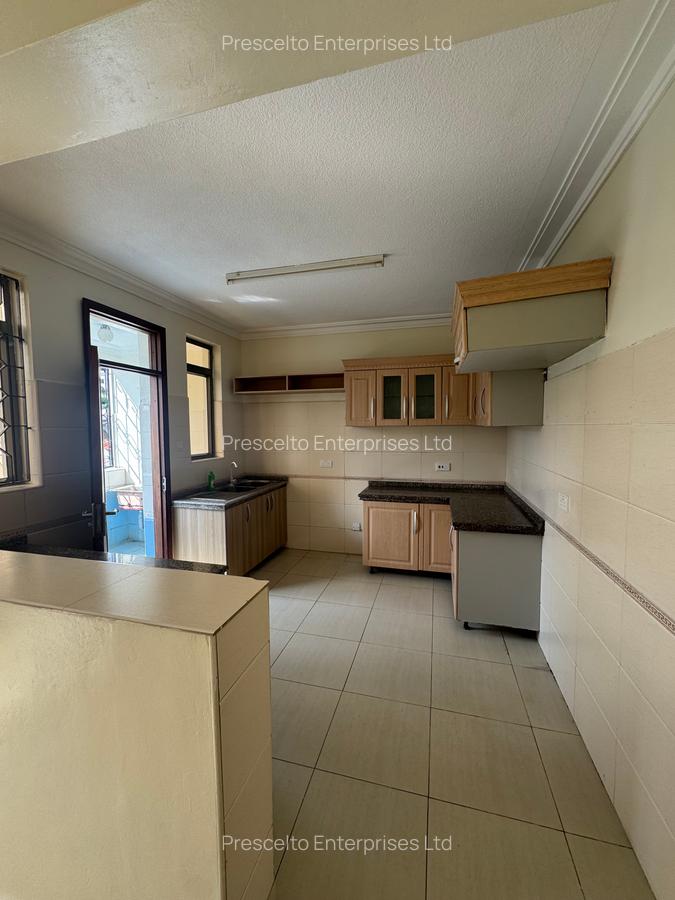 2 Bed Apartment with En Suite at Off Links Road - 4