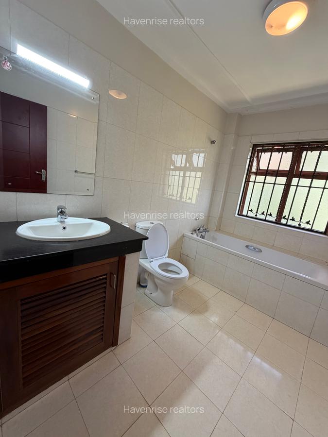 5 Bed Villa with Swimming Pool in Runda - 16
