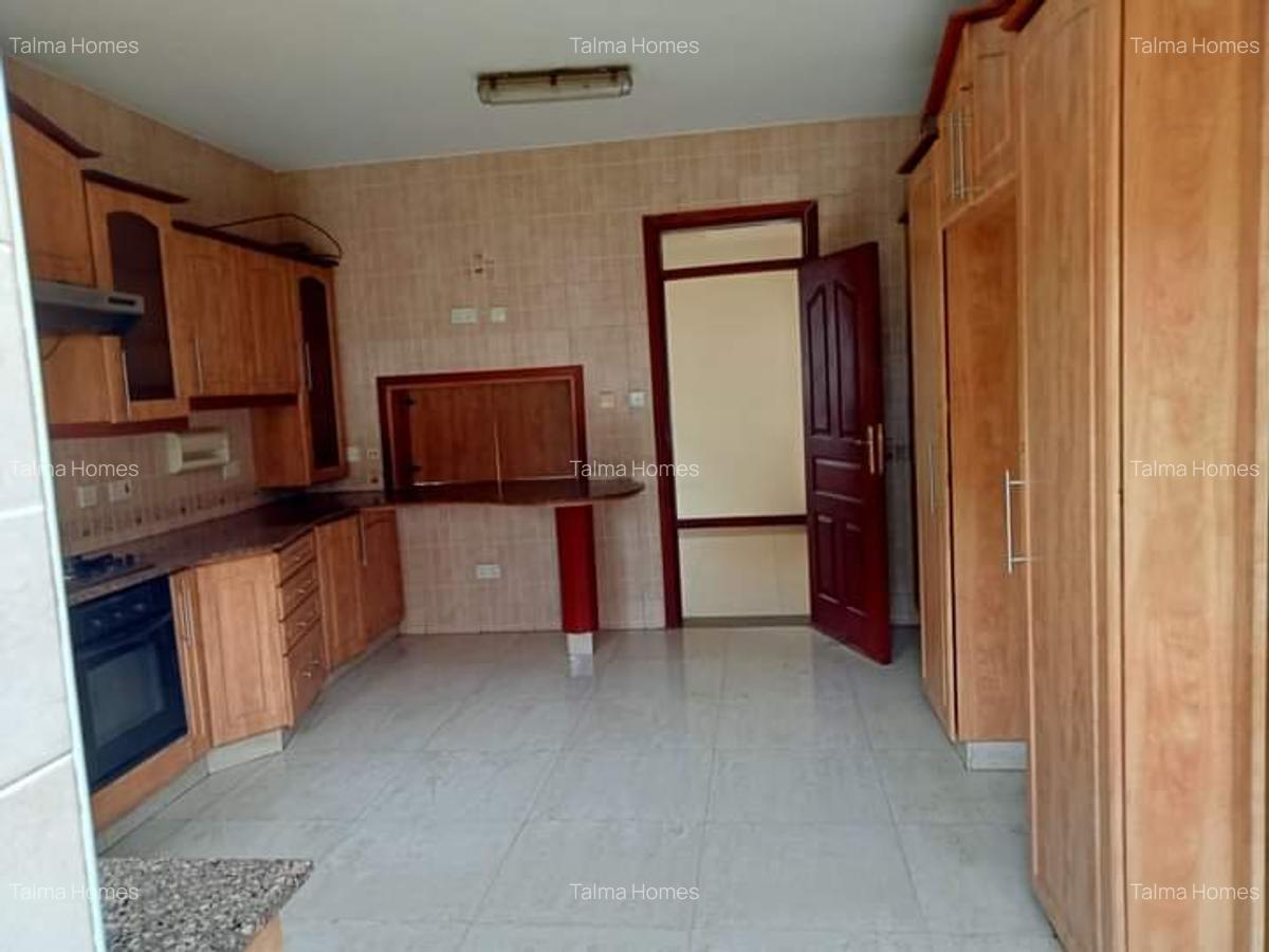 4 Bed Apartment with En Suite at Brookside Area - 9