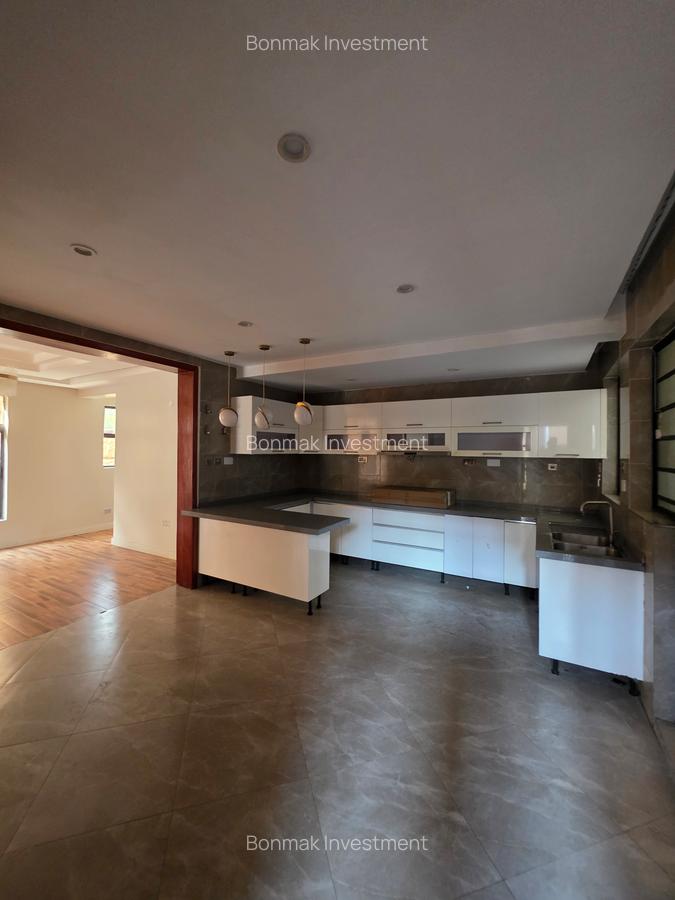 5 Bed Townhouse with En Suite at Lavington Green - 3