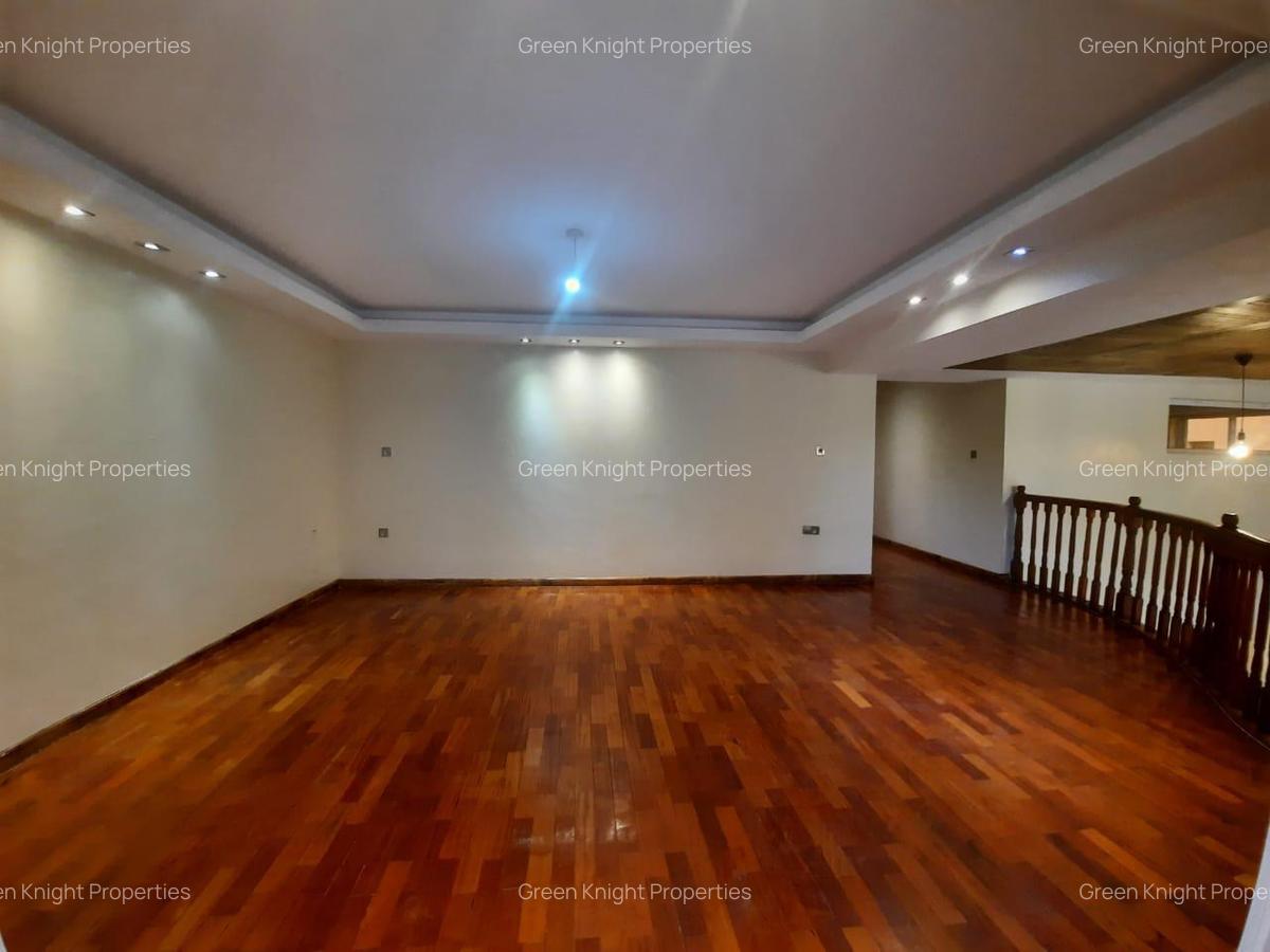 5 Bed Townhouse with En Suite in Lavington - 16