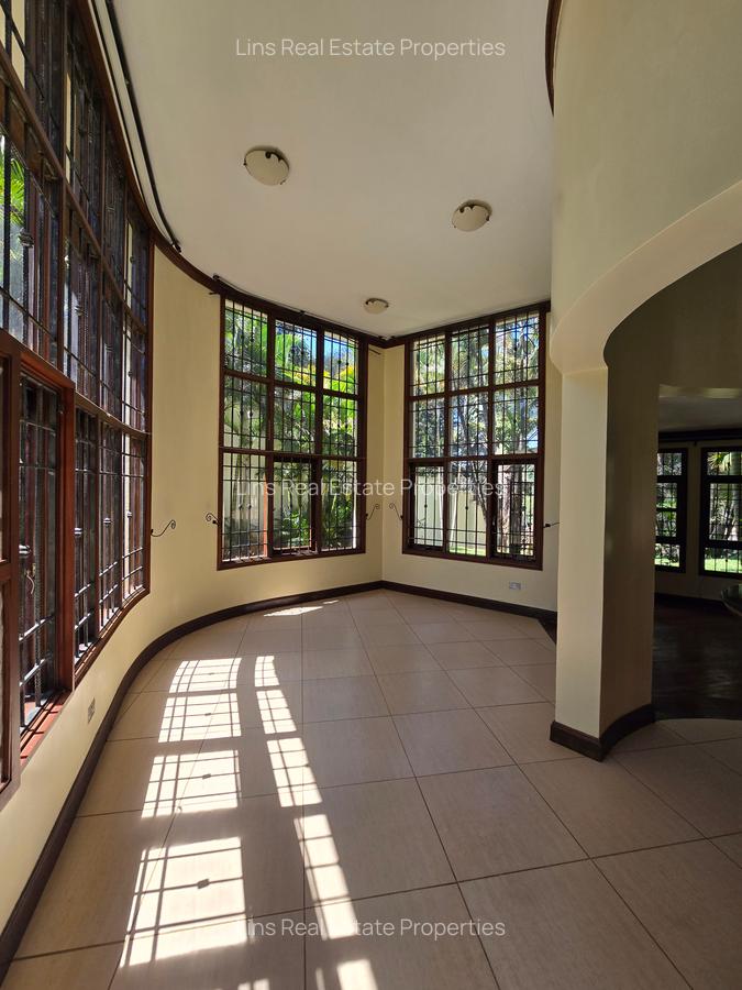4 Bed House with En Suite in Hill View - 11