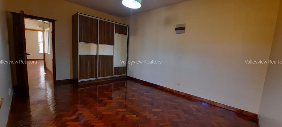 5 Bed Townhouse with En Suite at Lavington - 14