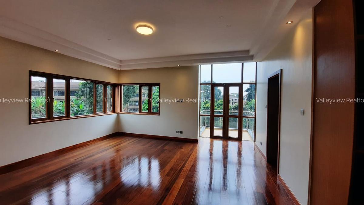 5 Bed Townhouse with En Suite at Lavington - 15