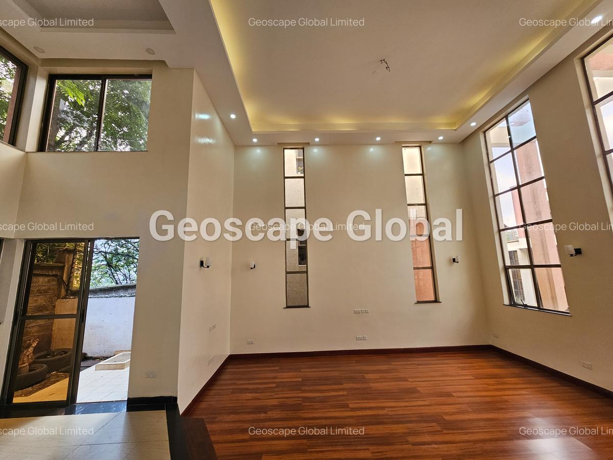 5 Bed House with En Suite in Lavington - 2