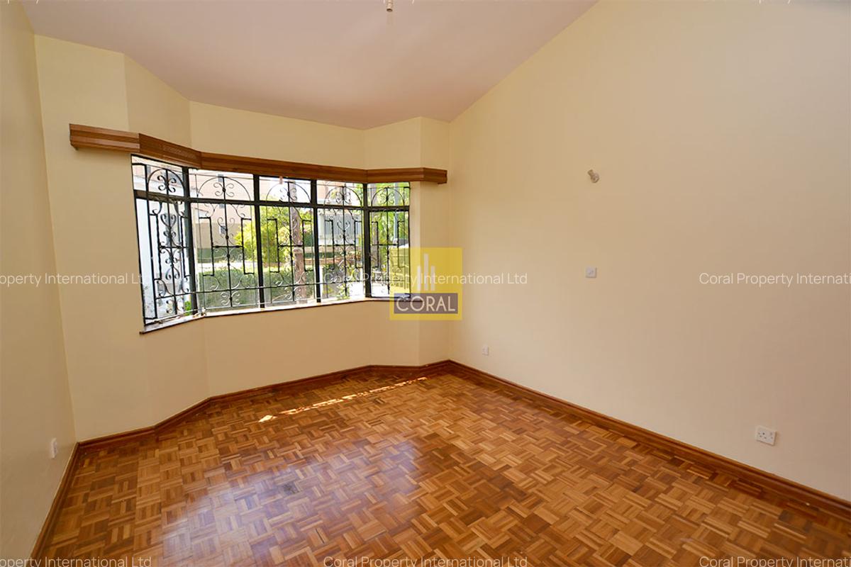 5 Bed Villa with En Suite in Riverside - 18