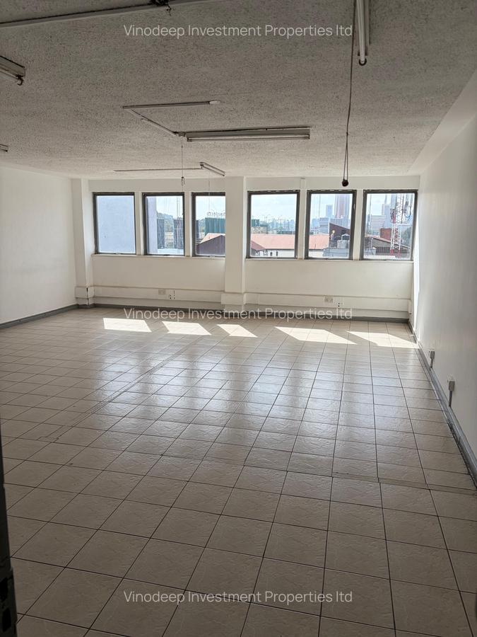 600 ft² Commercial Property with Service Charge Included at Baricho Road - 3