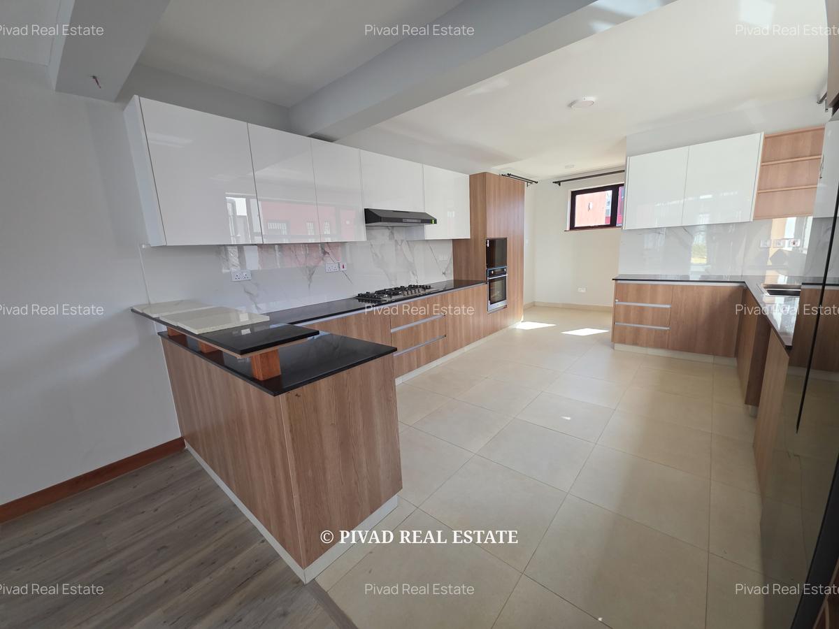 4 Bed Townhouse with Swimming Pool in Membley - 17