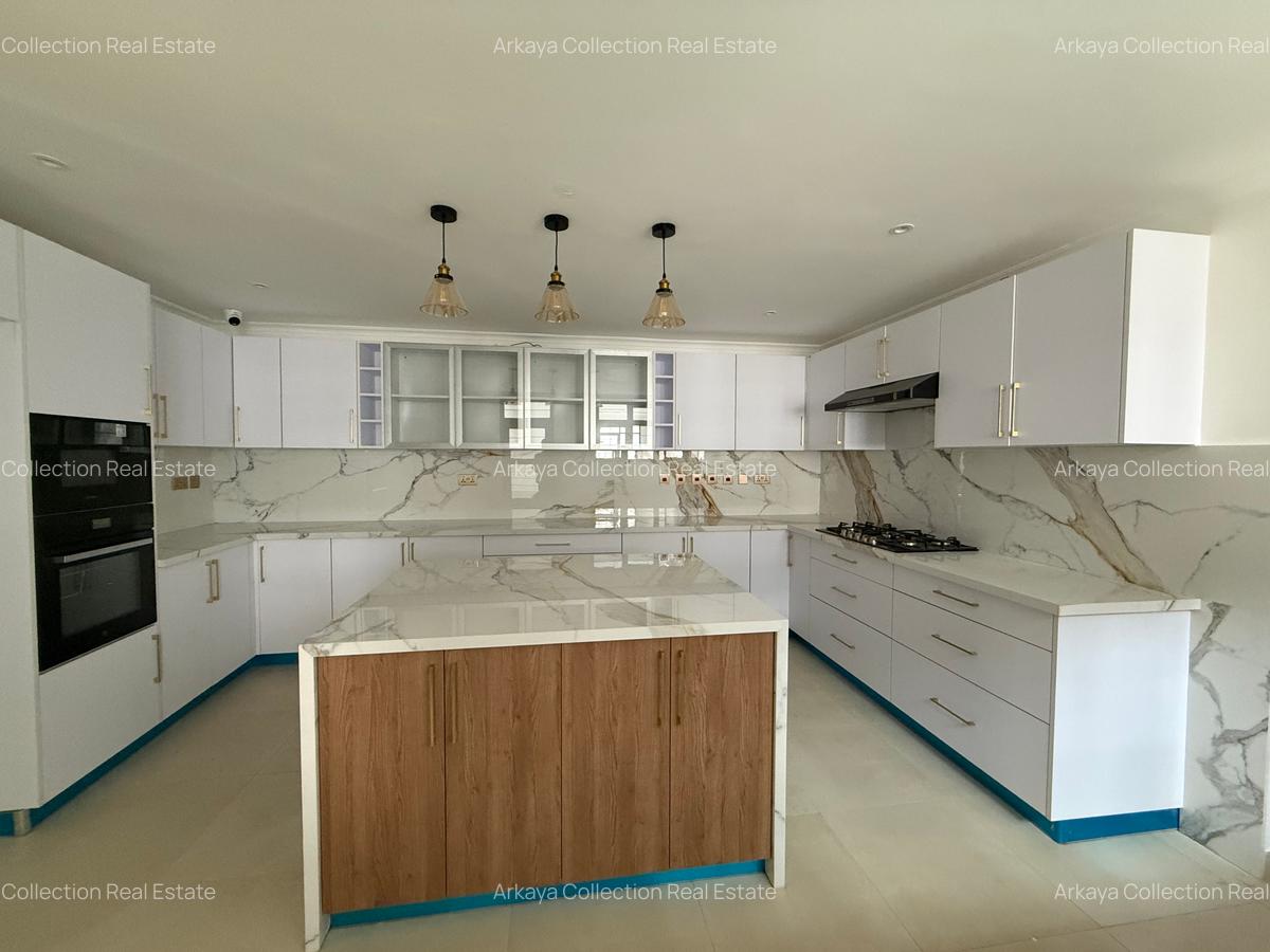 5 Bed House with En Suite in Runda - 4