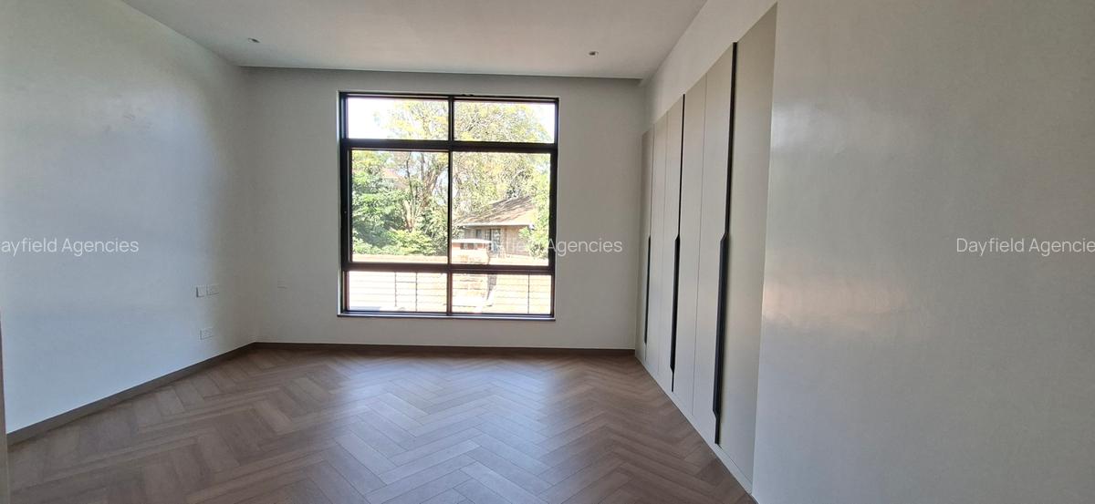 5 Bed House with En Suite in Lavington - 11