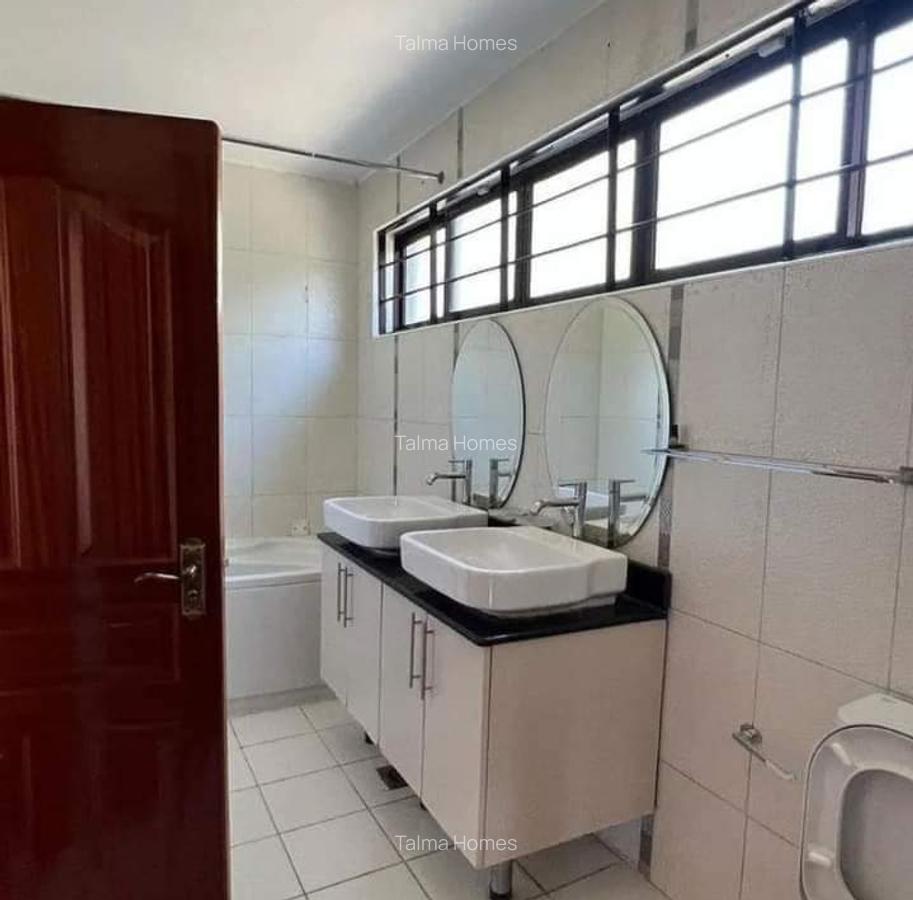 5 Bed Townhouse with En Suite at Lavington - 10
