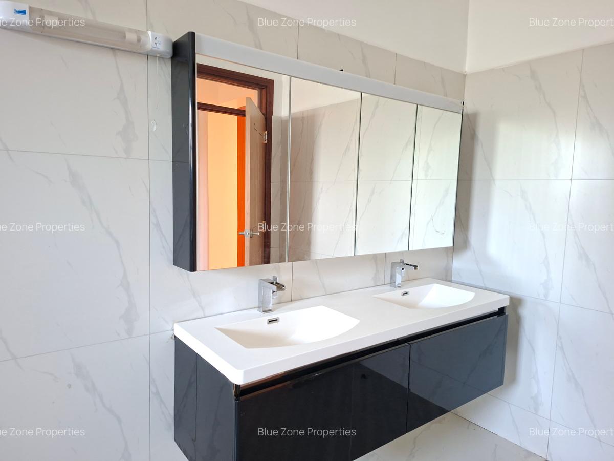 5 Bed House with En Suite at Close To Un - 15