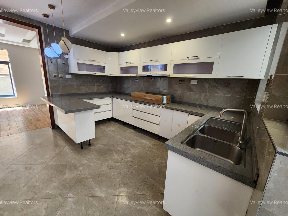 5 Bed Townhouse with En Suite at Lavington - 11