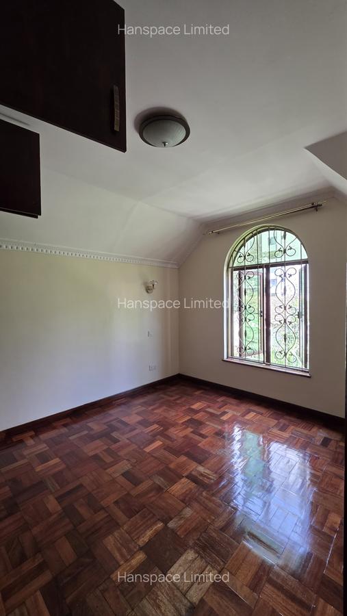 5 Bed Townhouse with En Suite in Lavington - 16