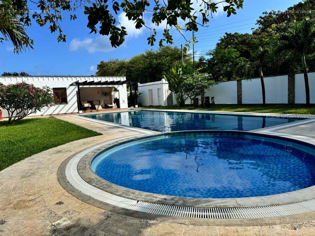 4 Bed Villa with En Suite in Nyali Area - 2