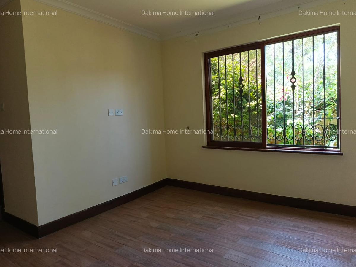 5 Bed Townhouse with En Suite in Spring Valley - 17