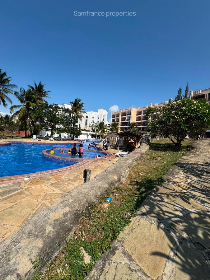 Serviced 3 Bed Apartment with En Suite at Lamera Beach - 11