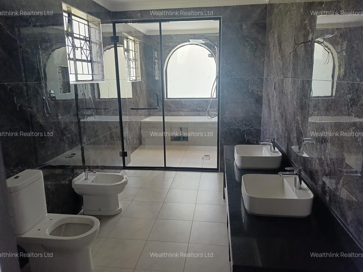 5 Bed House with En Suite at Garden Estate - 19