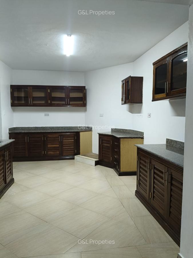 3 Bed Apartment with En Suite at Links Road - 15