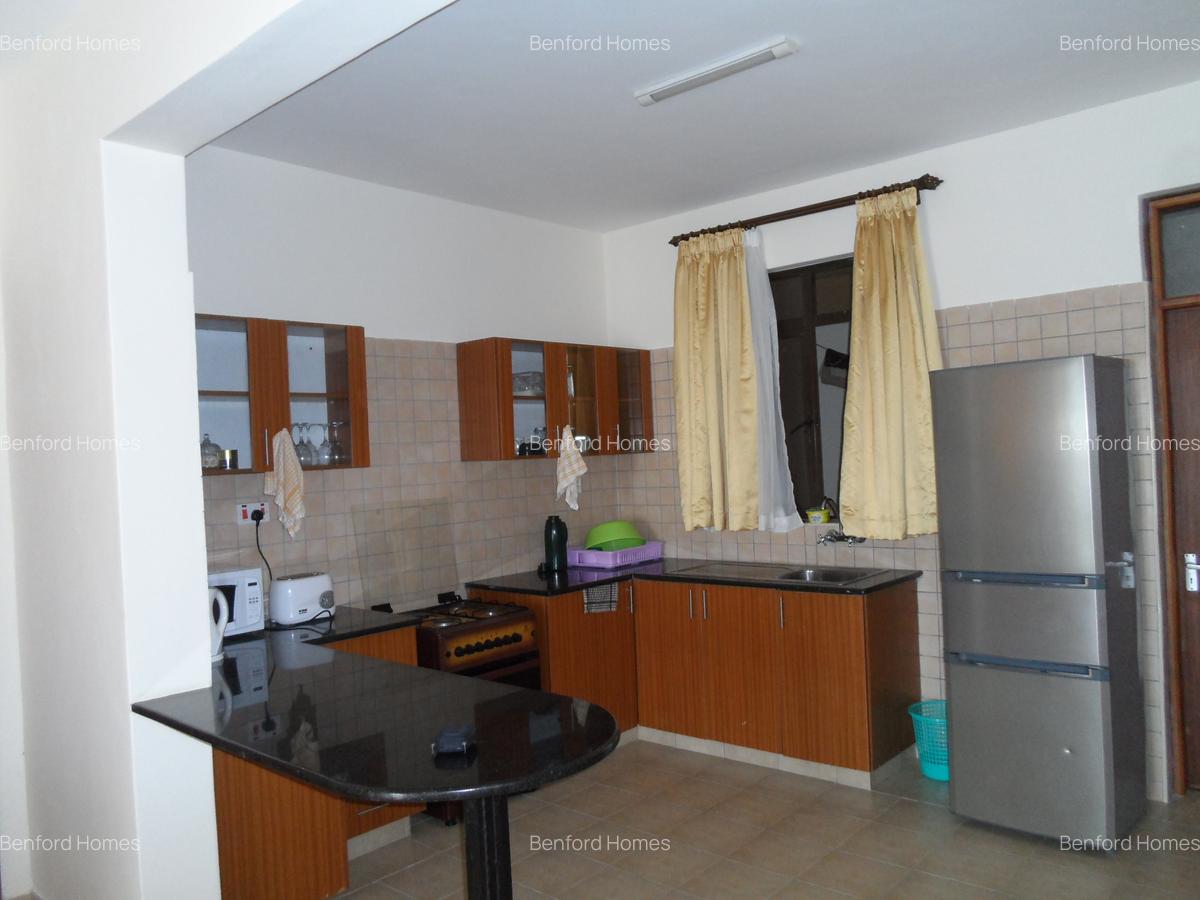 Serviced 3 Bed Apartment with En Suite at Links - 10