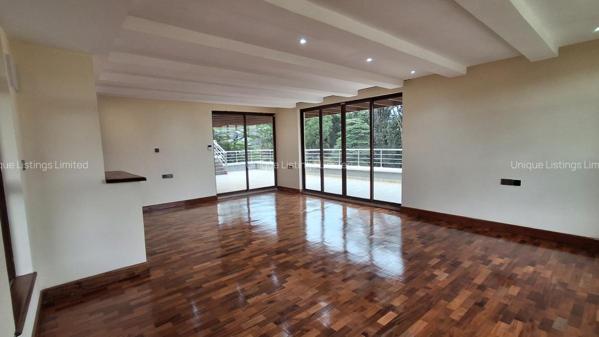 4 Bed House with En Suite in Rosslyn - 11