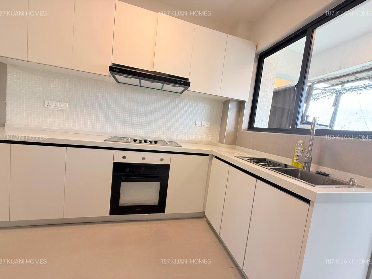 Serviced 2 Bed Apartment with En Suite at Windsor - 12