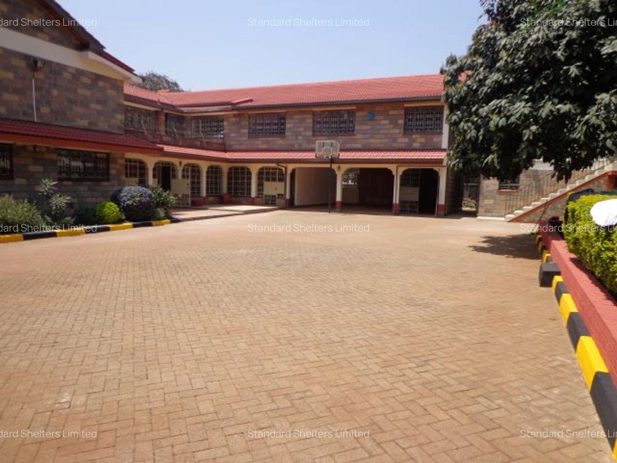 6 Bed House with En Suite in Nyari - 3