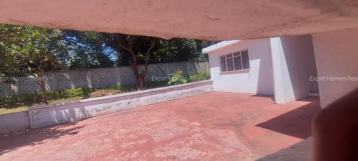 4 Bed House with Garden in Lavington - 1