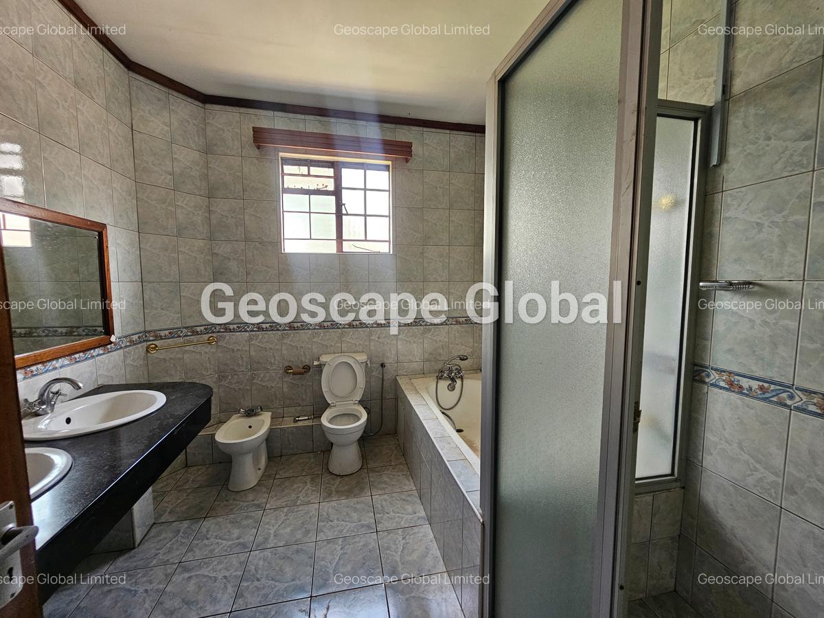 5 Bed House with En Suite in Runda - 10