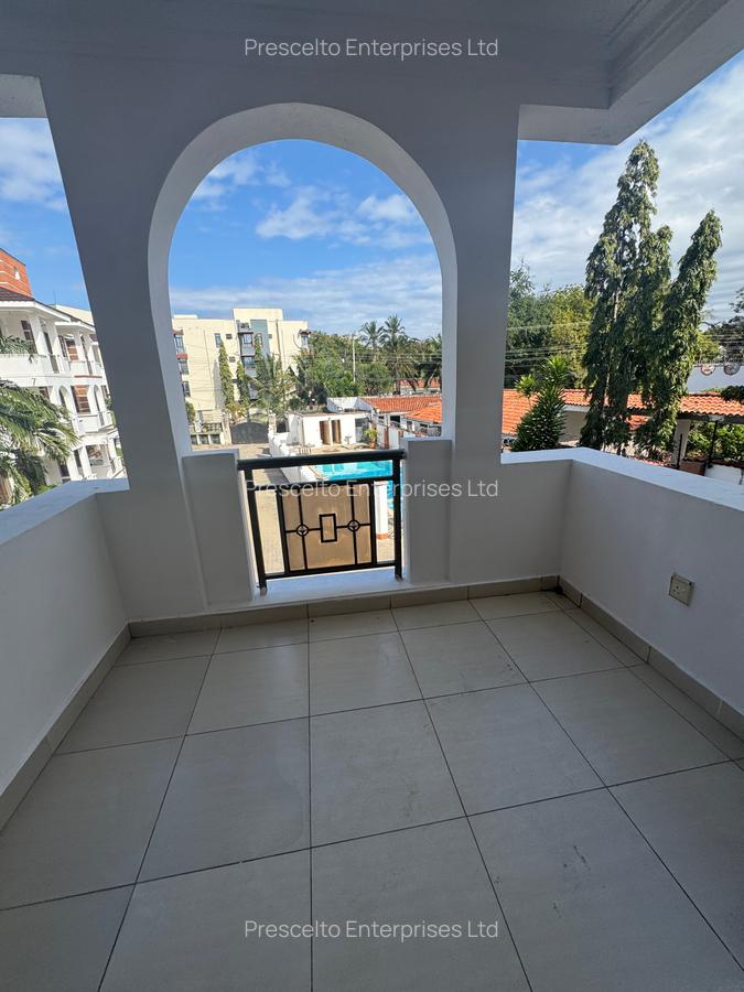2 Bed Apartment with En Suite at Off Links Road - 17