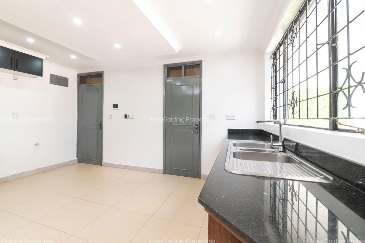 5 Bed House at Ridgeways - 7