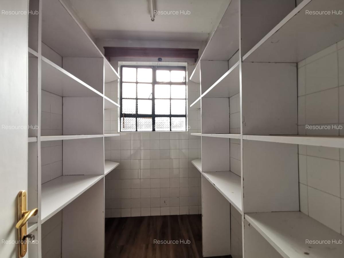 4 Bed House with En Suite at Mountain View - 9